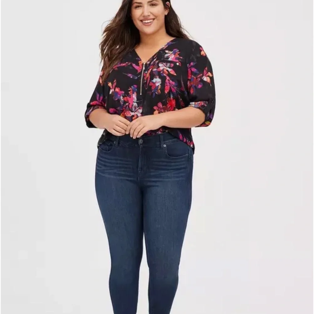 torrid Black Floral Zip-Front Blouse - Picture 2 of 5